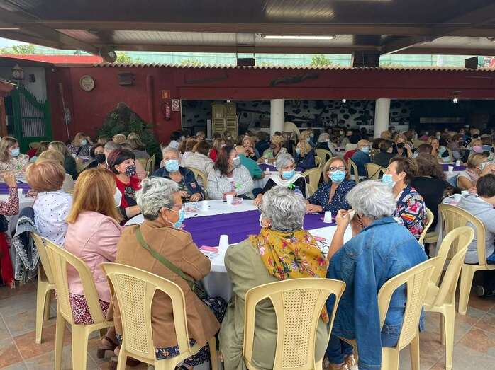 Grupo de asistentes al bingo-merienda de esta tarde en la Finca Alba/TA.
